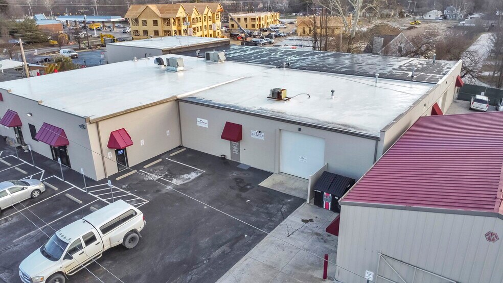 More Photos Of 187-189 W Johnstown Rd, Gahanna Warehouse For Lease