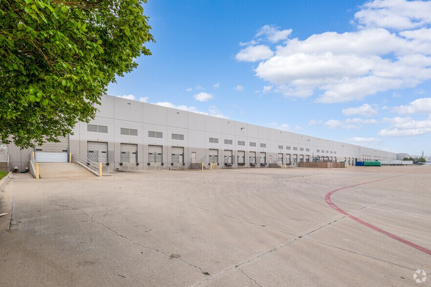 More Photos Of 401-441 Railhead Rd, Fort Worth Distribution For Lease
