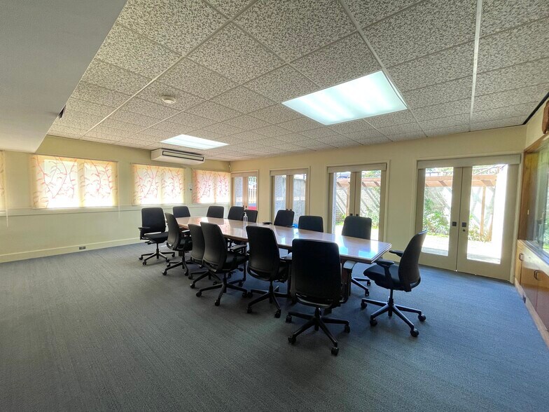 More Photos Of 766 N King St, Honolulu Office For Lease
