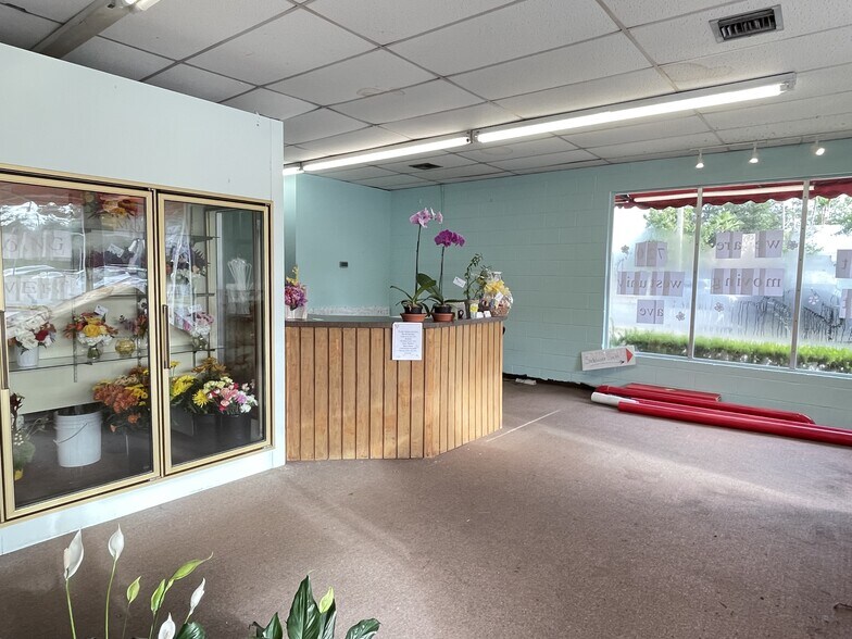 More Photos Of 3729-3749 W University Ave, Gainesville General Retail For Lease