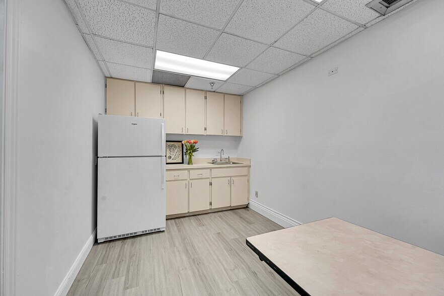 More Photos Of 2328 10th Ave N, Lake Worth Office For Lease