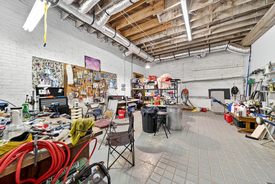 More Photos Of 109 7th Ave E, Springfield Flex For Sale