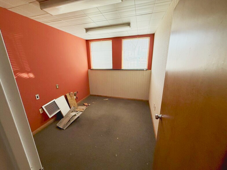 More Photos Of 601 Michigan Ave, Holland Office For Sale