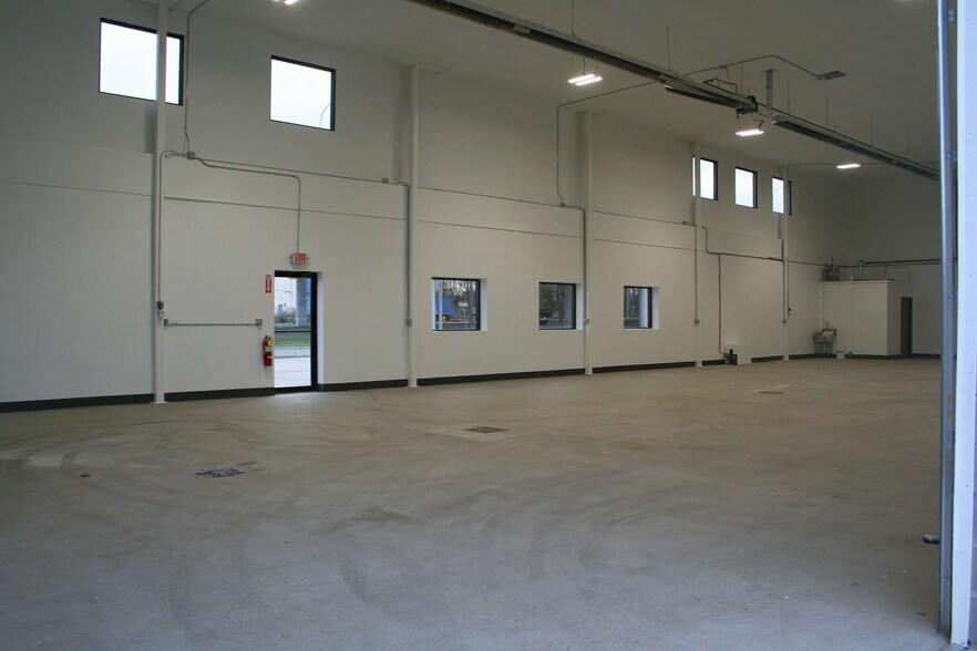 More Photos Of 38750-38862 Ford Rd, Westland Warehouse For Lease