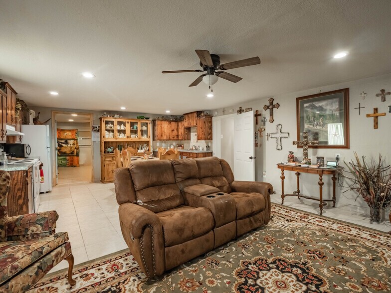 More Photos Of 424 N Texas St, De Leon Restaurant For Sale