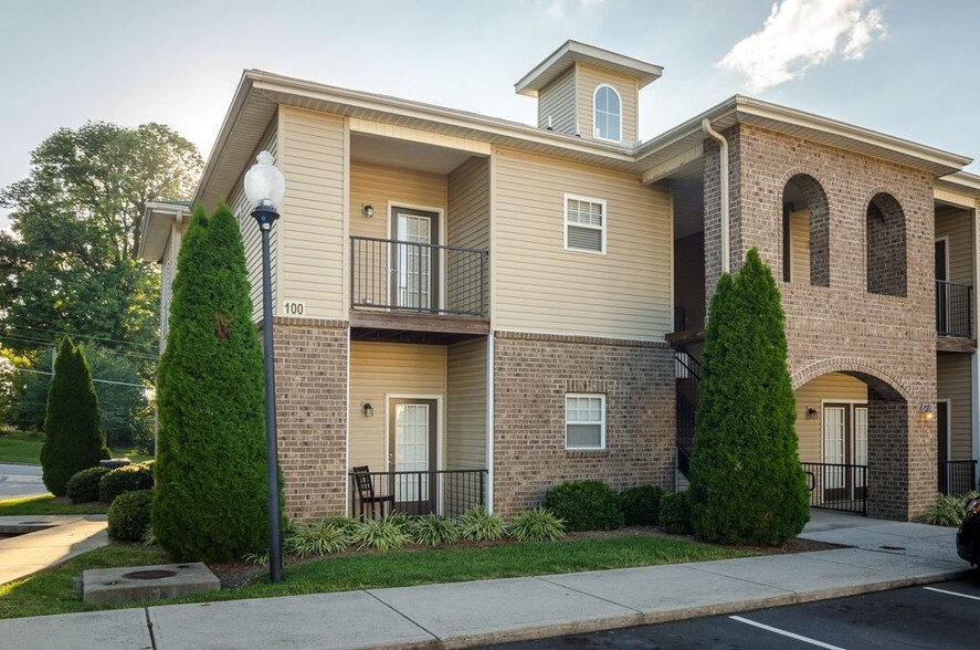 More Photos Of 100-104 Thornton Ct, Greensboro Apartments For Sale