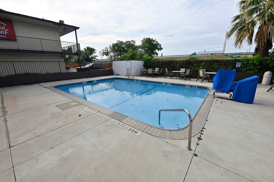 More Photos Of 138 W White, San Antonio Hotel For Sale