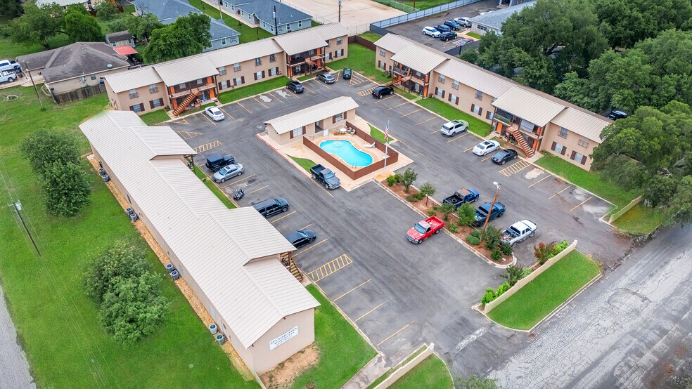 More Photos Of 500 E Nopal St, Uvalde Apartments For Sale