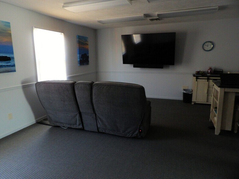 More Photos Of 6960 Spinach Dr, Mentor Office For Sale