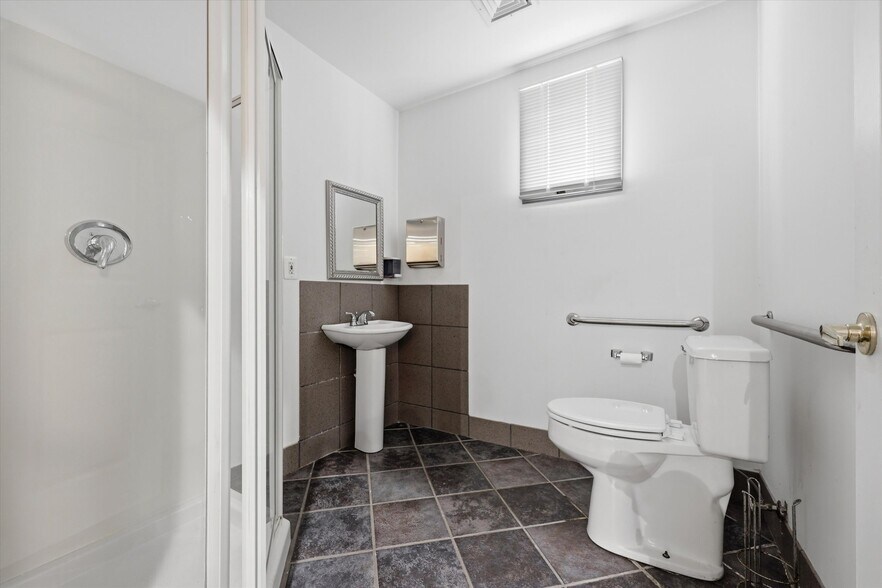 More Photos Of 525 Oakland Ave, Berlin Flex For Lease