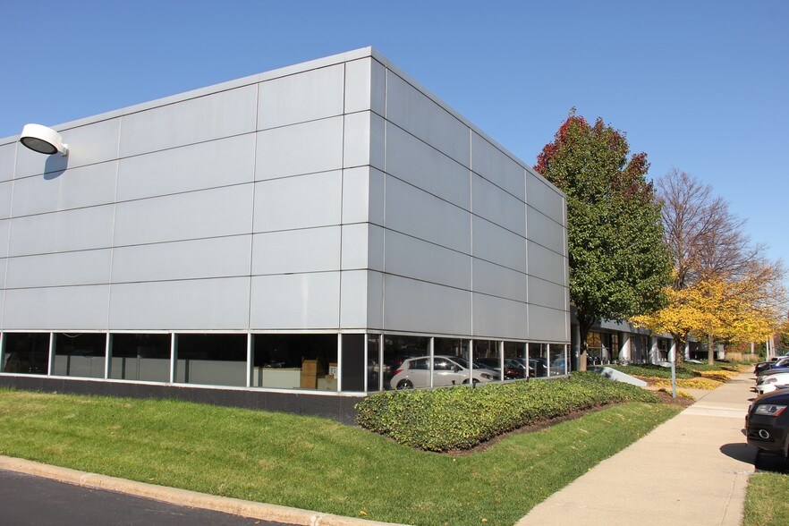 More Photos Of 1935-1955 Techny Rd, Northbrook Showroom For Lease