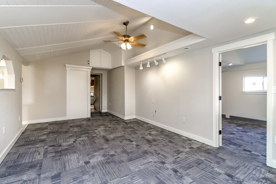 More Photos Of 3838 S Warner St, Tacoma Flex For Lease