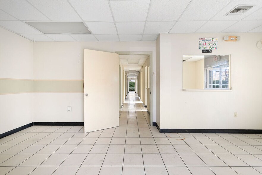 More Photos Of 12429 W Dixie Hwy, North Miami Medical For Sale