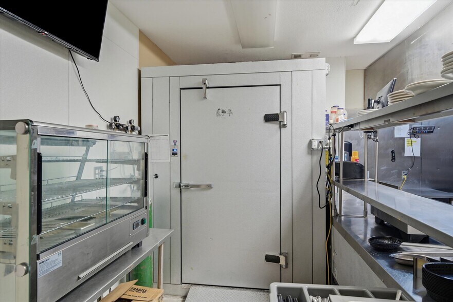 More Photos Of 109 N Houston St, Edgewood Restaurant For Sale