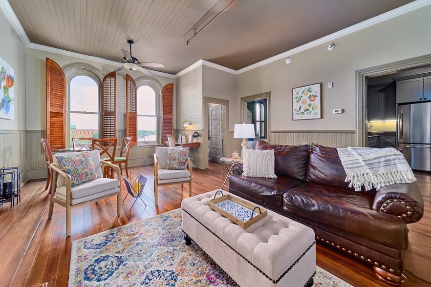 More Photos Of 128-130 N Ashley St, Valdosta General Retail For Sale