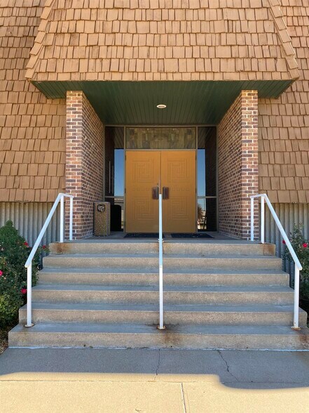 More Photos Of 124 W 46th St, Kearney Office For Sale