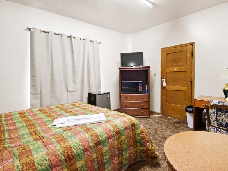 More Photos Of 905 W Spruce St, Rawlins Hotel For Sale