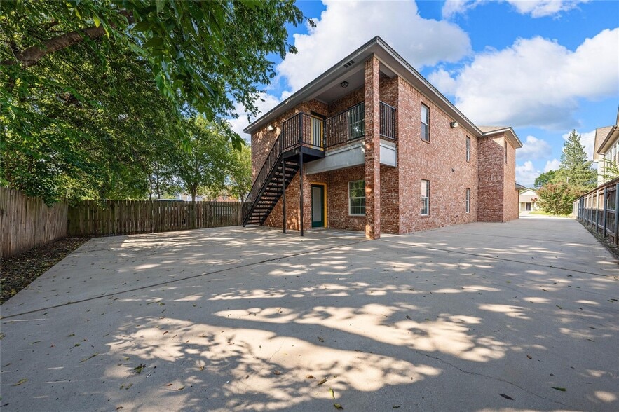 More Photos Of 1911 S 11th St, Waco Apartments For Sale