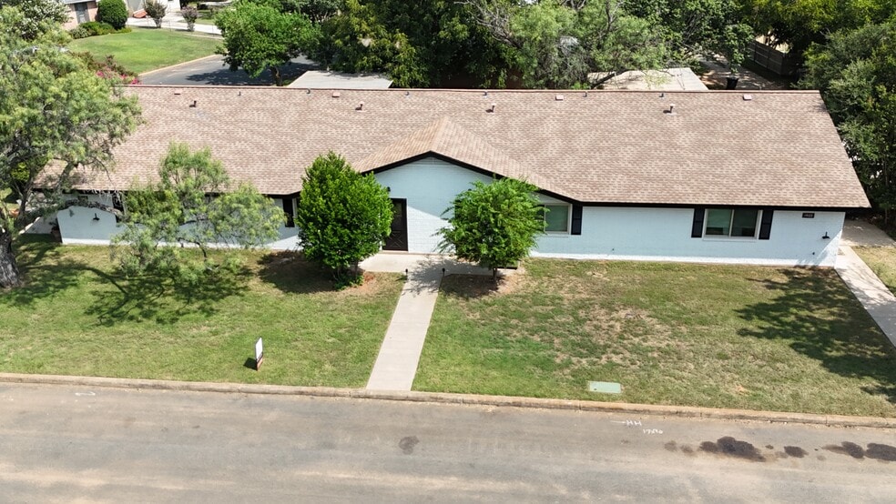 More Photos Of 1405 N Crockett St, Fredericksburg Apartments For Sale