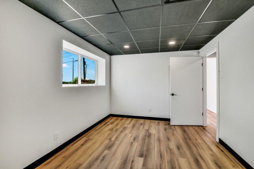 More Photos Of 3115 Sabine St, Forest Hill Warehouse For Sale
