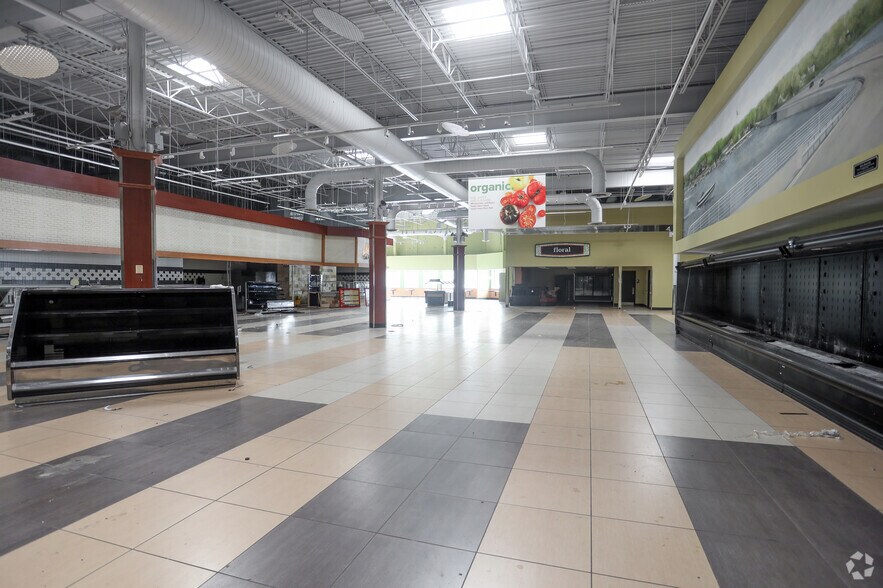More Photos Of 11625 Fox Rd, Indianapolis Supermarket For Lease