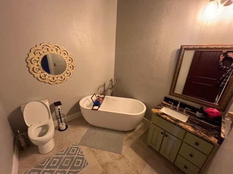 More Photos Of 119 E 5th St, Bonham Restaurant For Sale