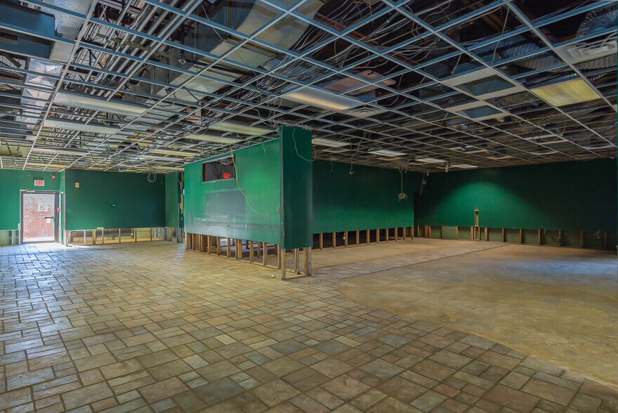 More Photos Of 12 E Dexter Plz, Pearl River Warehouse For Lease