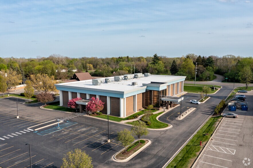 More Photos Of 33200 W 14 Mile Rd, West Bloomfield Medical For Lease