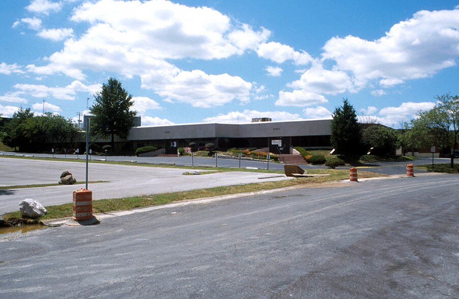 More Photos Of 10640-10650 Gateway Blvd, Creve Coeur Light Distribution For Lease