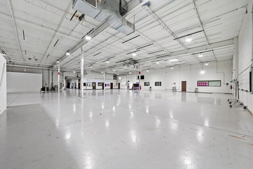 More Photos Of 4025-4039 S Western Blvd, Chicago Warehouse For Sale