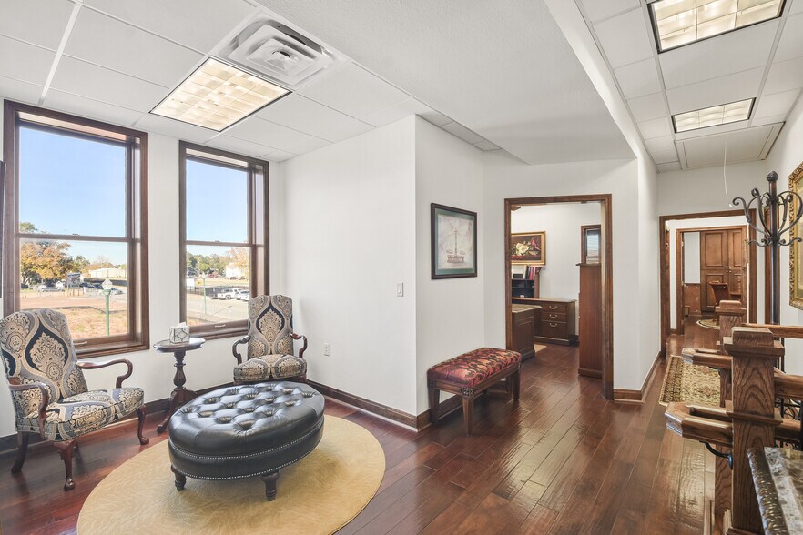 More Photos Of 101 Simonton St, Conroe Loft Creative Space For Lease