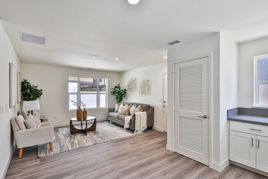 More Photos Of 6836 Whitman Ave, Van Nuys Multifamily For Sale