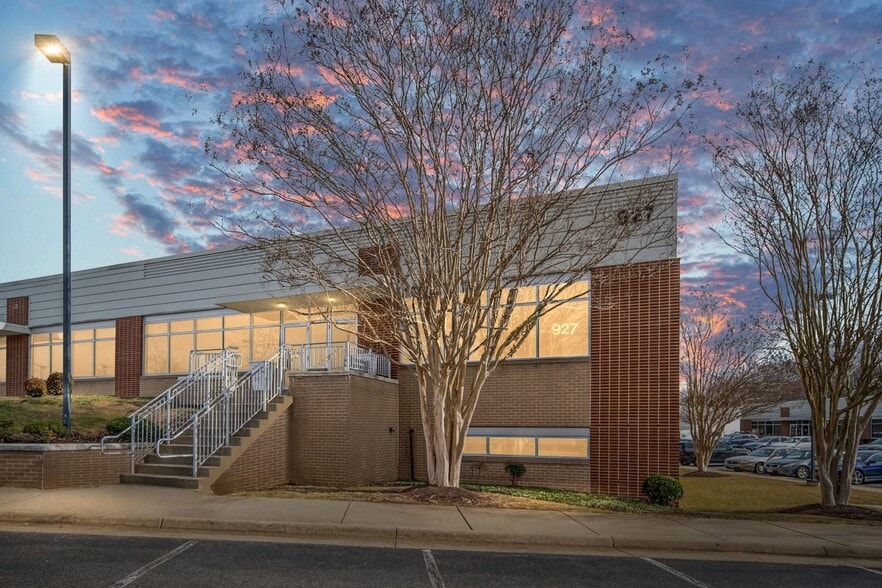 More Photos Of 927 Maple Grove Dr, Fredericksburg Office For Sale