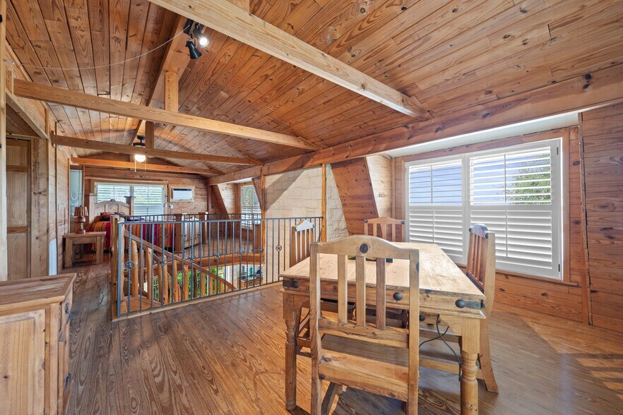 More Photos Of 3911 Lago Vista Dr, Austin Apartments For Sale