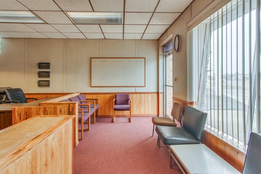 More Photos Of 28640 Gratiot Ave, Roseville Freestanding For Sale