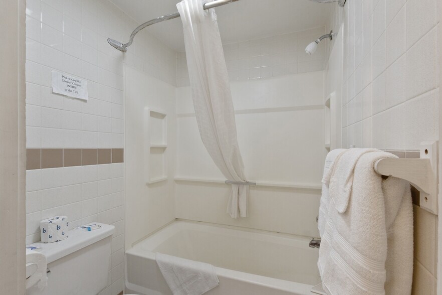 More Photos Of 180 E 10th St, Oswego Hotel For Sale