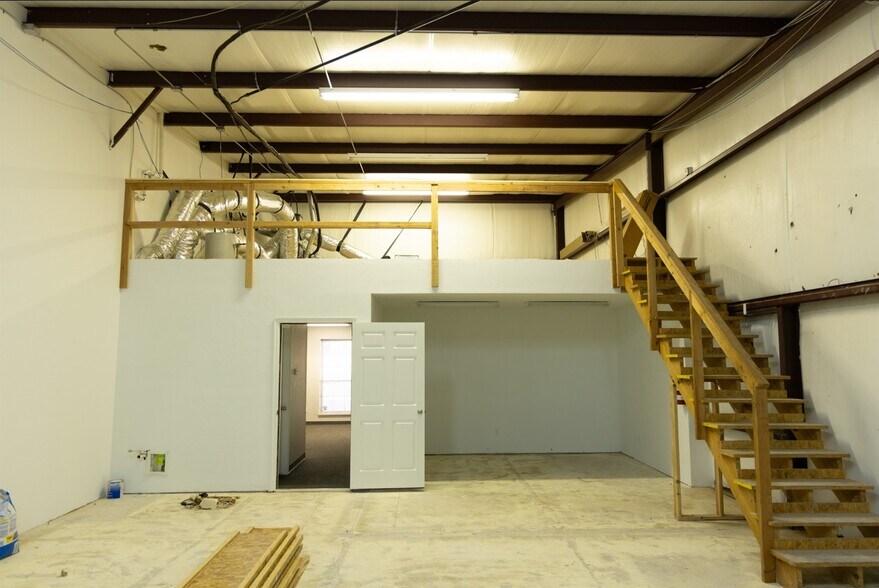 More Photos Of 2350 S Midwest Blvd, Oklahoma City Light Manufacturing For Lease