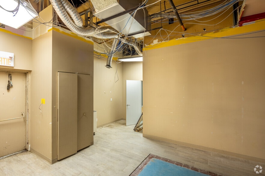 More Photos Of 1500-1530 Boul Henri-Bourassa O, Montréal Storefront For Lease