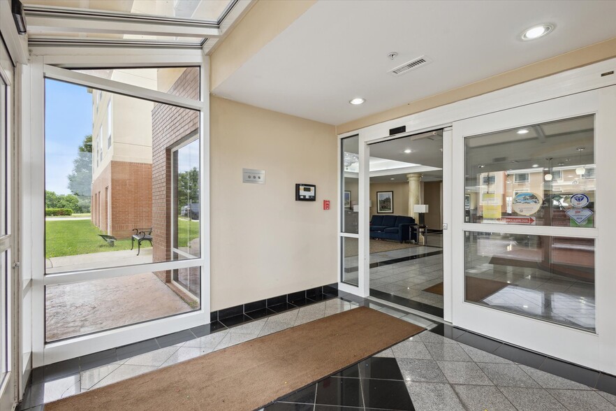 More Photos Of 2750 Fortune Cir W, Indianapolis Hotel For Sale