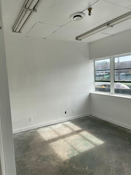 More Photos Of 3455 Empire Blvd SW, Atlanta Warehouse For Lease