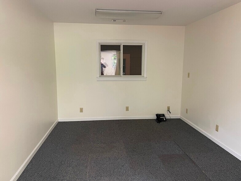 More Photos Of 300 Delano Dr, Manchester Warehouse For Sale