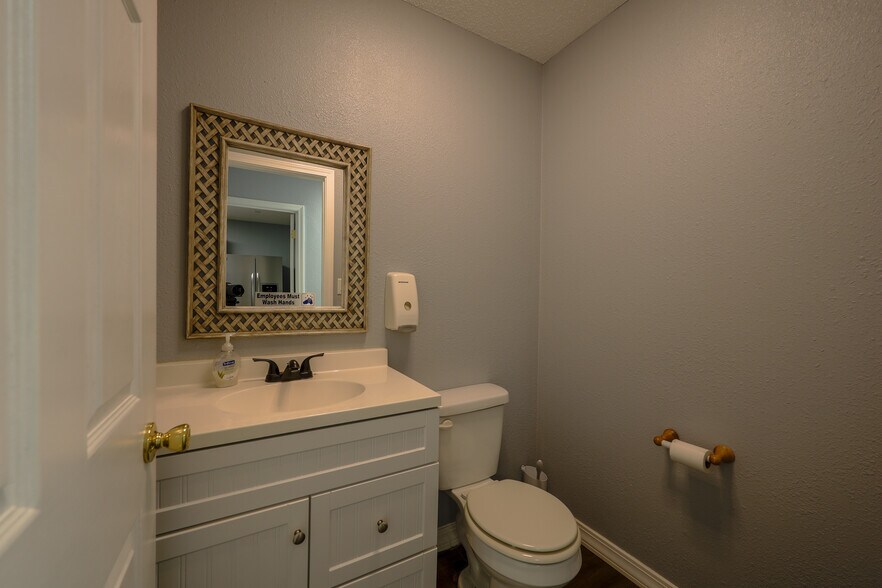 More Photos Of 601 S Broadway St, Grove Medical For Sale