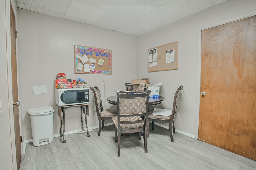 More Photos Of 1824 26th St, Snyder Office For Sale