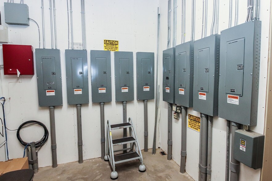 More Photos Of 209 County Road 156, Albany Showroom For Sale