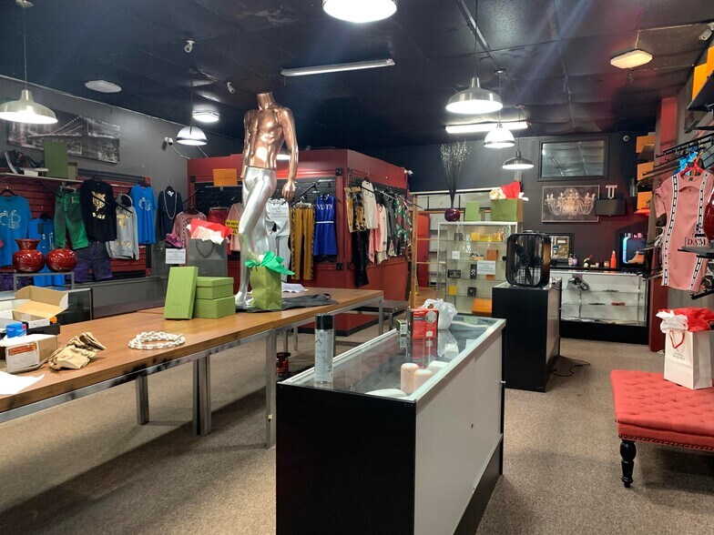 More Photos Of 620 W Historic Mitchell St, Milwaukee Storefront Retail Office For Sale