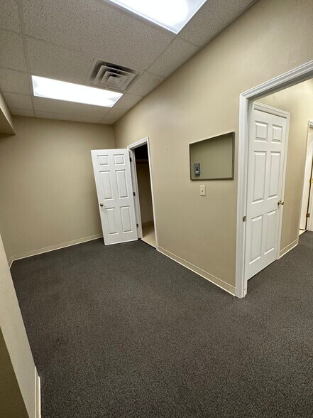 More Photos Of 4903 Starkey Rd, Roanoke Medical For Lease