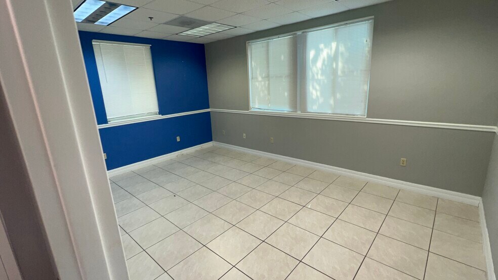 More Photos Of 4940 Bayline Dr, North Fort Myers Warehouse For Lease
