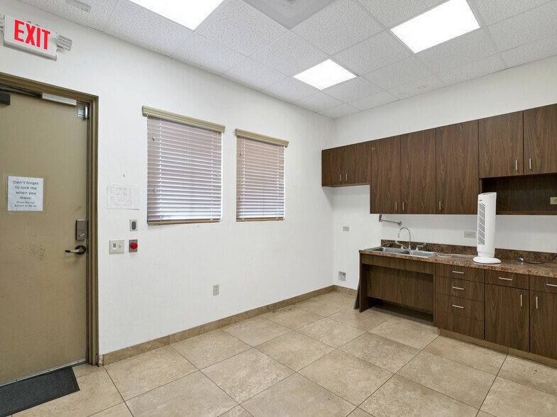 More Photos Of 714 S Peek Rd, Katy Medical For Lease