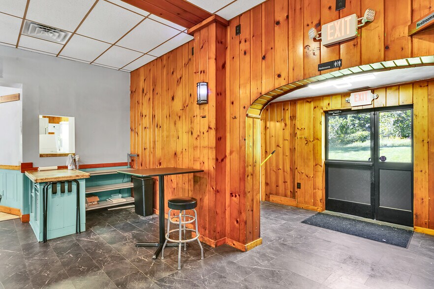 More Photos Of 715 Craigdell Rd, New Kensington Bar For Sale