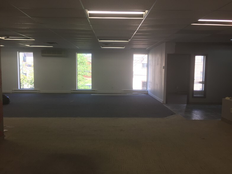 More Photos Of 100 Rue Grenier, Charlemagne Office For Lease